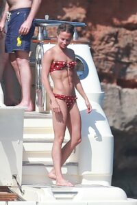 Alicia Vikander ripped muscles in bikini