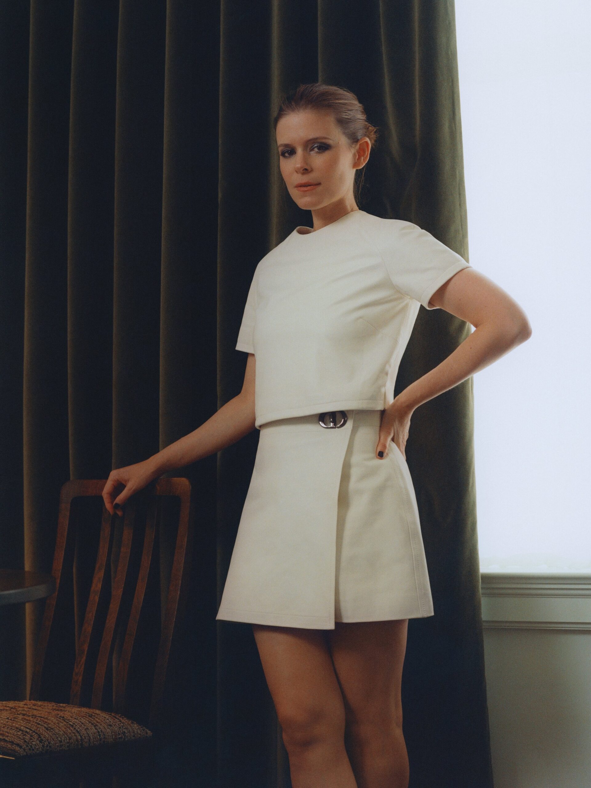 Kate Mara sexy white dress rose anbd ivy