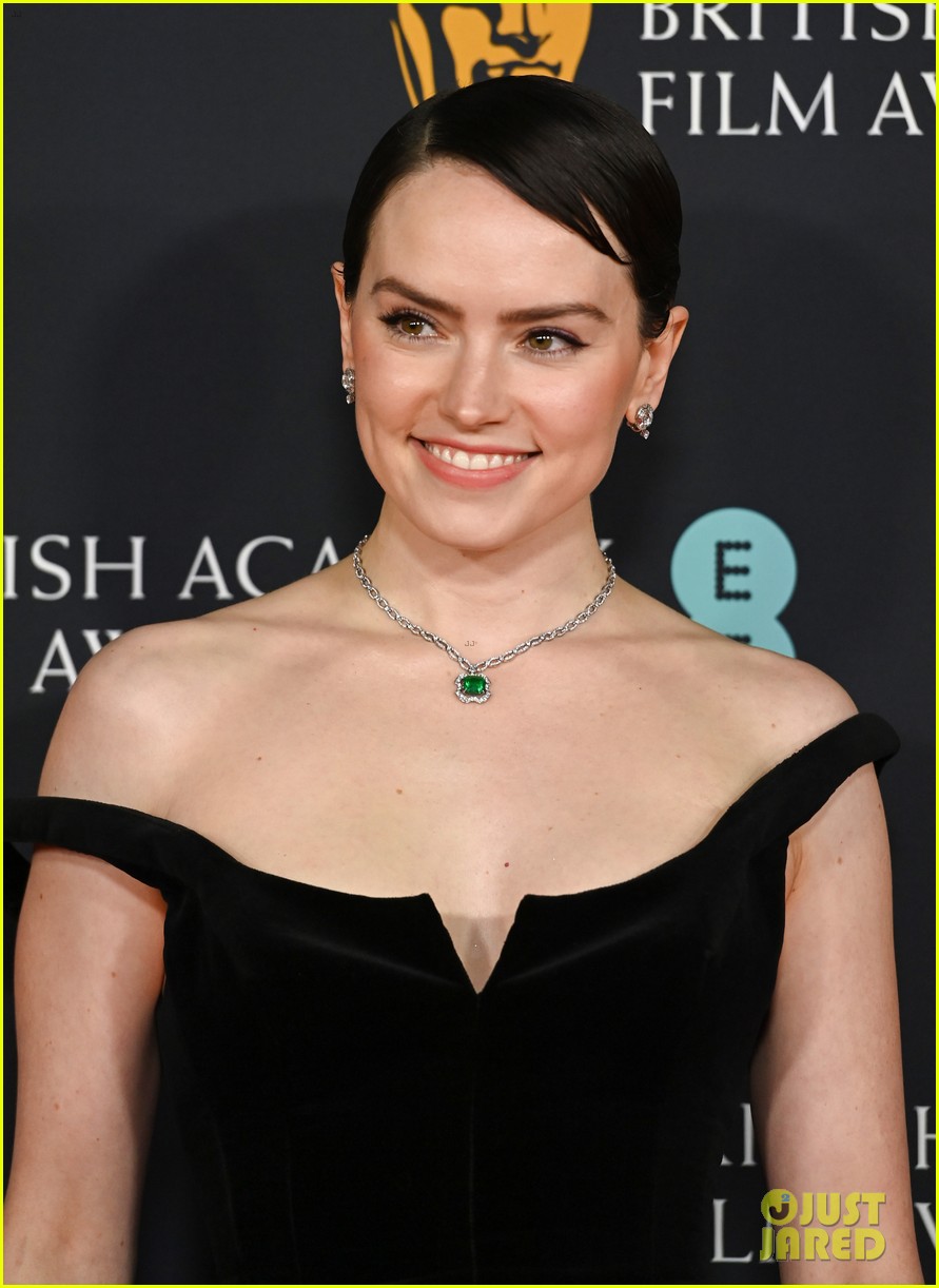 Daisy Ridley black dress with cleavage