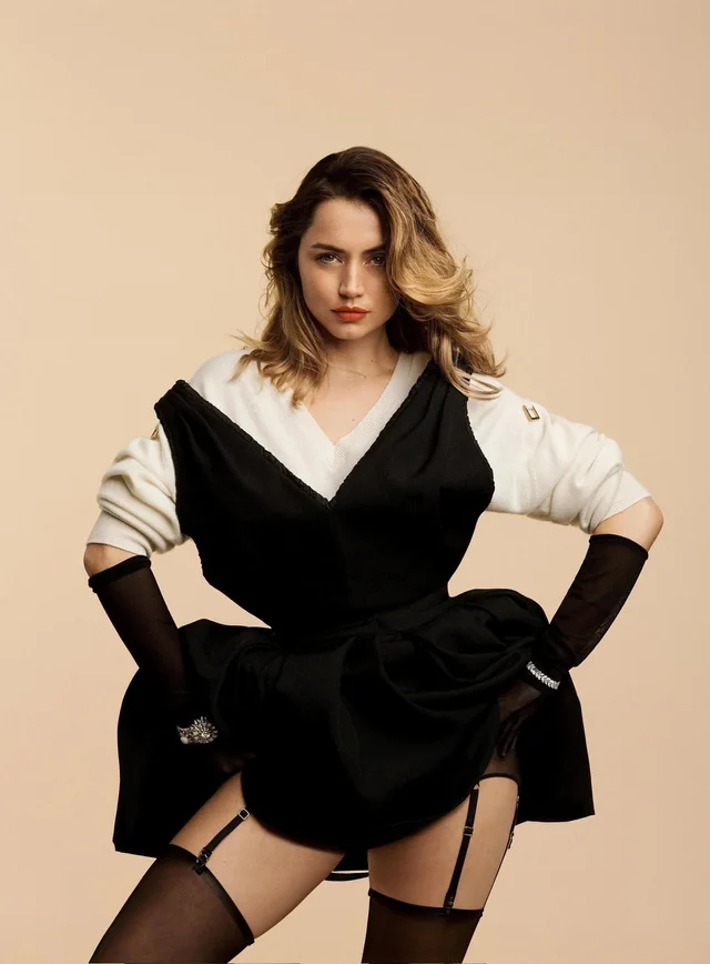 Ana De Armas garter tabs